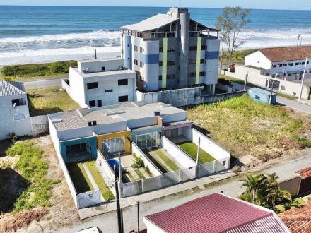 REF. 322 - Casa de 02 quartos quadra mar